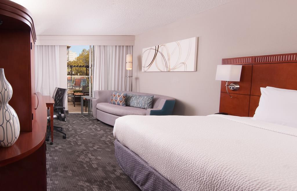 Отель Courtyard Miami Coral Gables Экстерьер фото