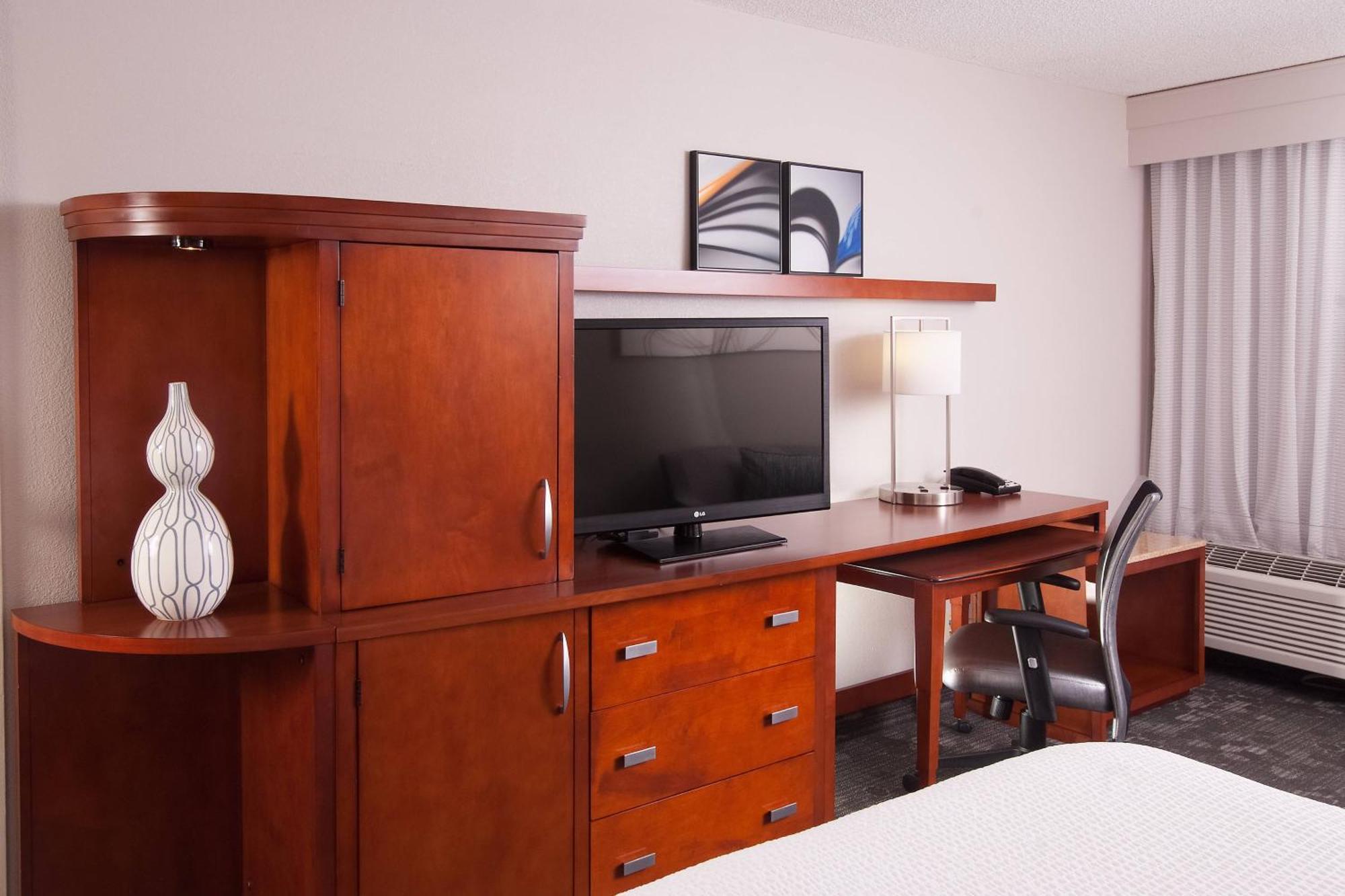 Отель Courtyard Miami Coral Gables Экстерьер фото