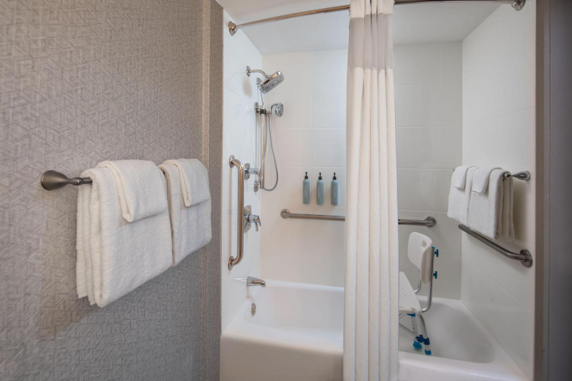 Отель Courtyard Miami Coral Gables Экстерьер фото