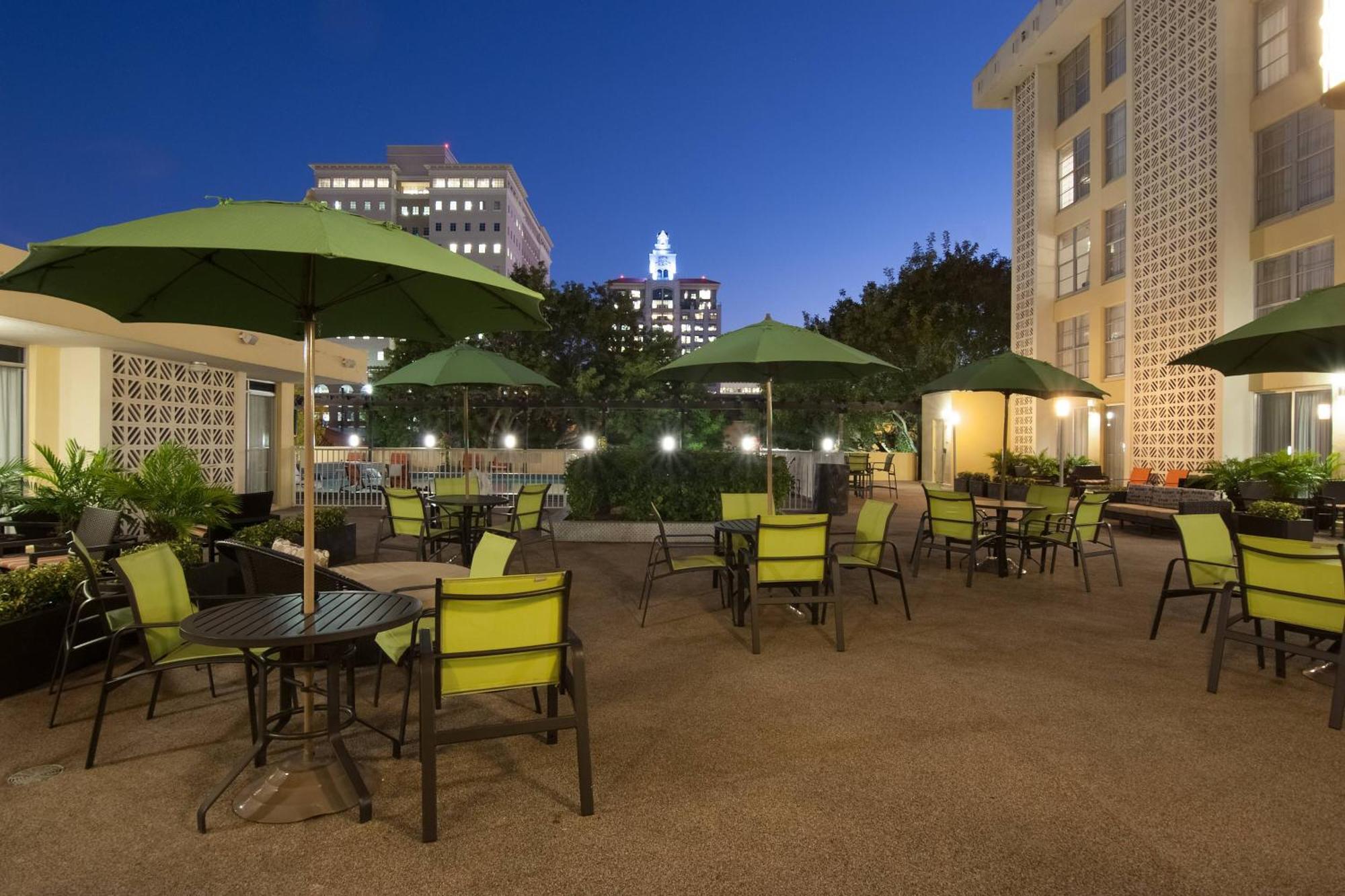 Отель Courtyard Miami Coral Gables Экстерьер фото