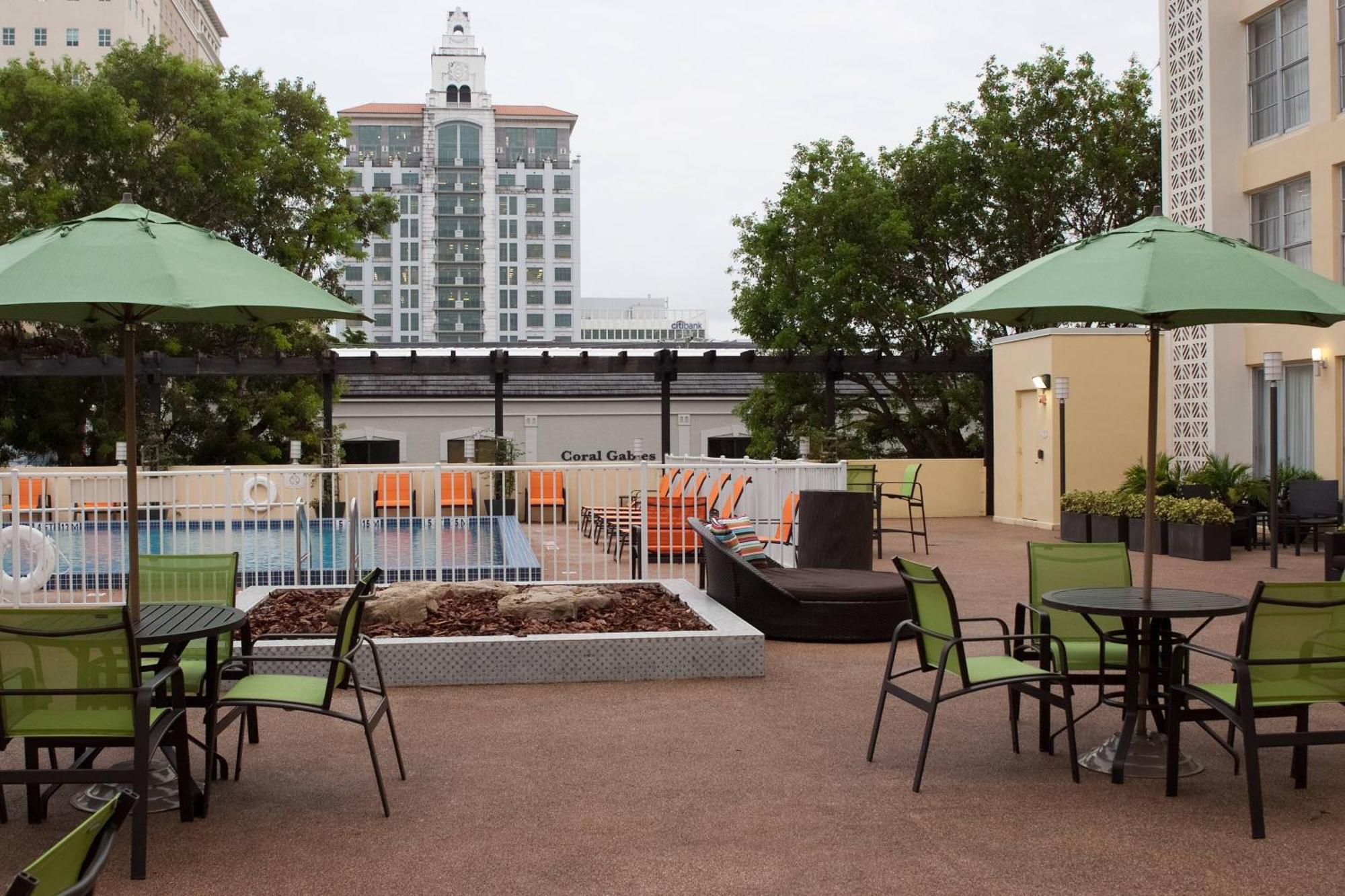 Отель Courtyard Miami Coral Gables Экстерьер фото