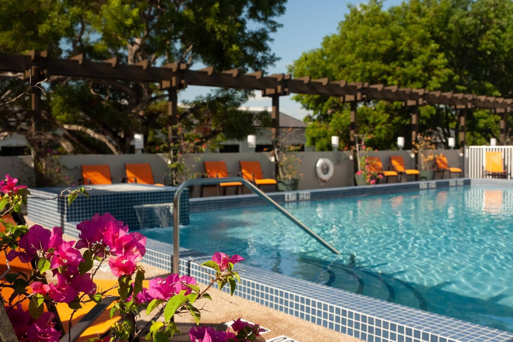 Отель Courtyard Miami Coral Gables Экстерьер фото