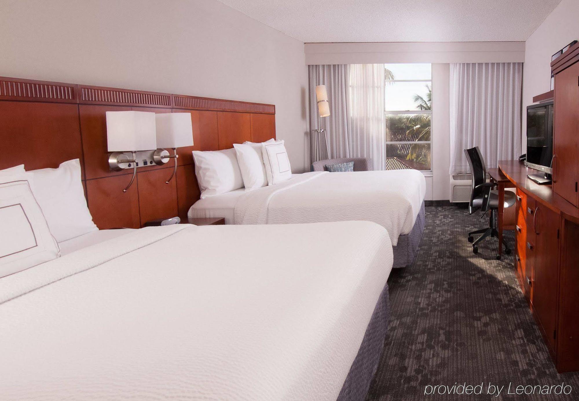 Отель Courtyard Miami Coral Gables Экстерьер фото