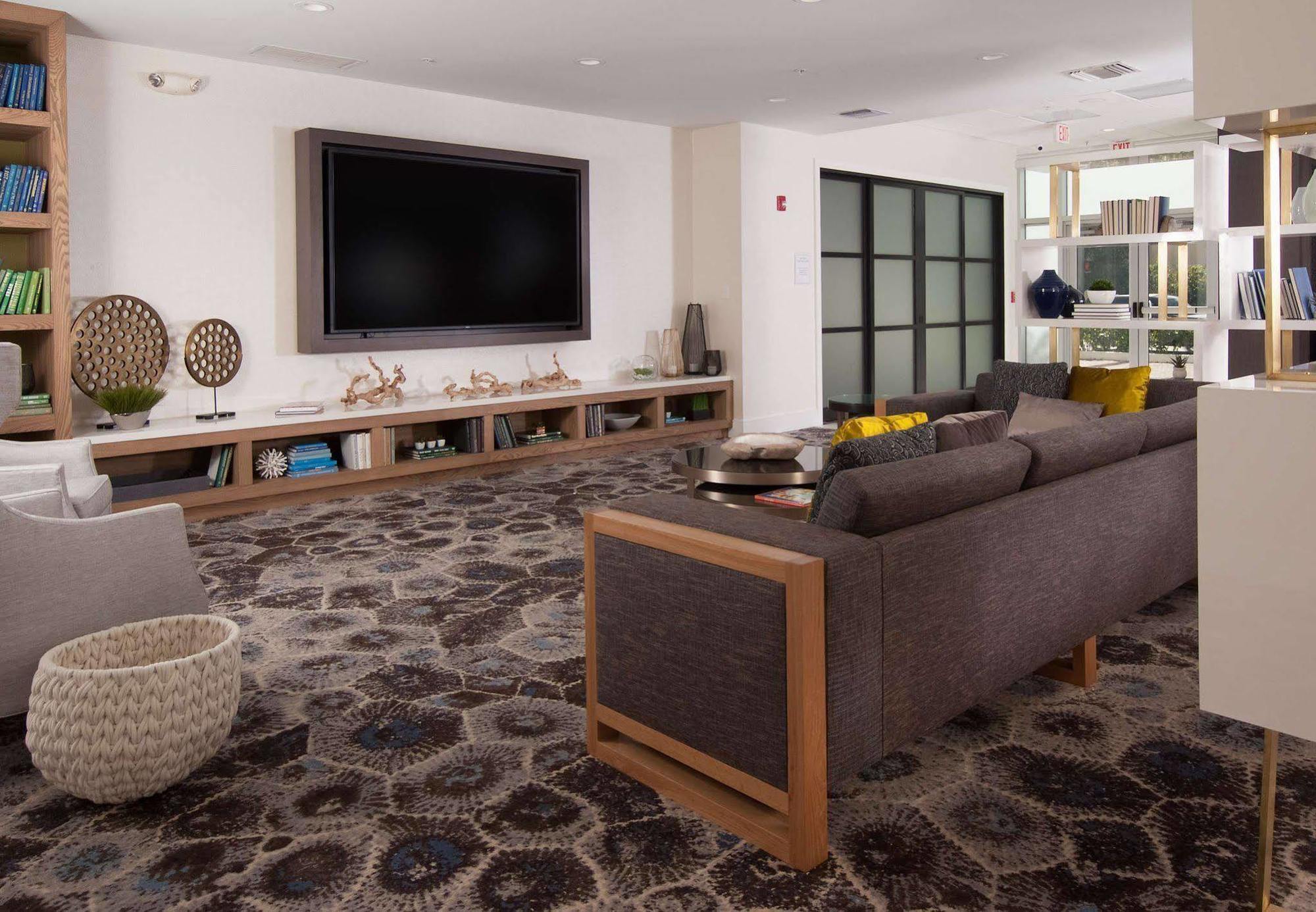 Отель Courtyard Miami Coral Gables Экстерьер фото