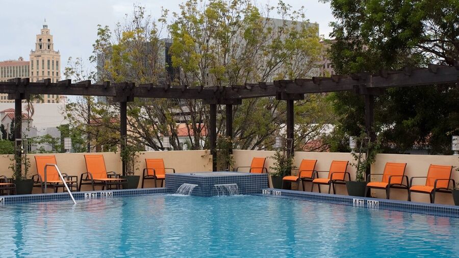Отель Courtyard Miami Coral Gables Экстерьер фото
