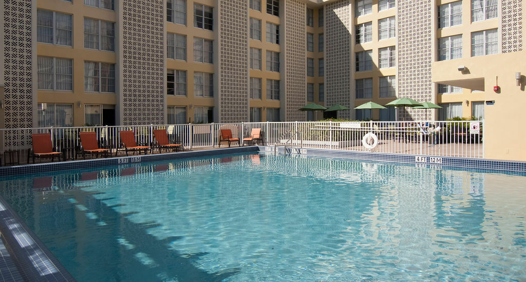 Отель Courtyard Miami Coral Gables Экстерьер фото